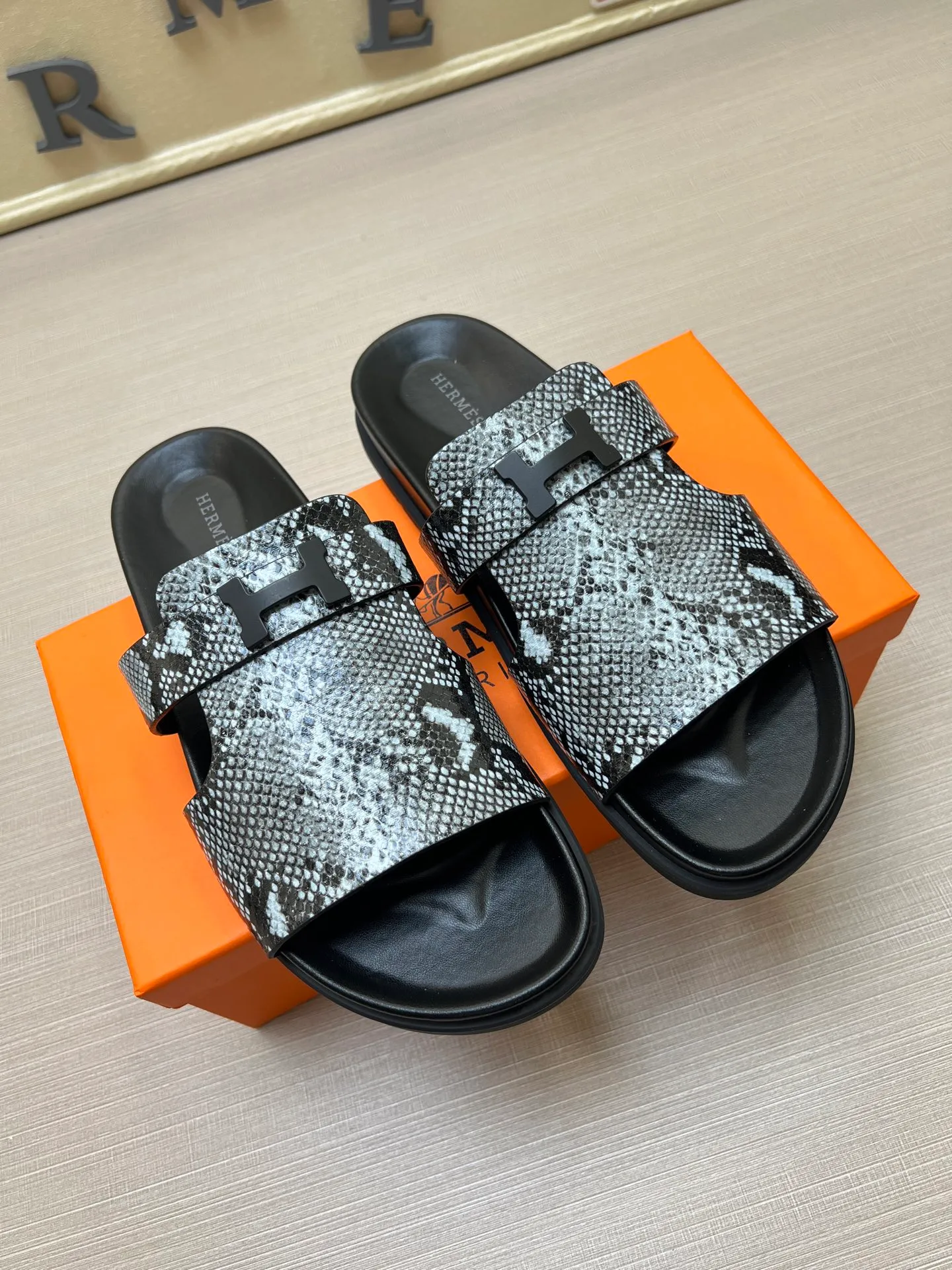 [H Family Hermès] P: 360💰 Size: 38-45 Hermes Men’s Kazimir Slippers - 2025 Summer New Hermès Same as the original version, with colored cowhide surface + rubber combined sole, handmade by master-level craftsmen! ❥High-end customization, exclusive products, the highest version in the industry.